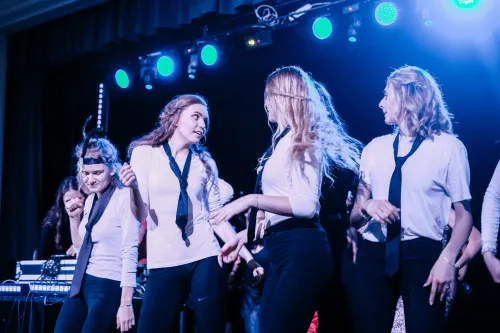 Stužkovací večírek 4.B GYKOVY 2022, Kulturní dům, Drnovice